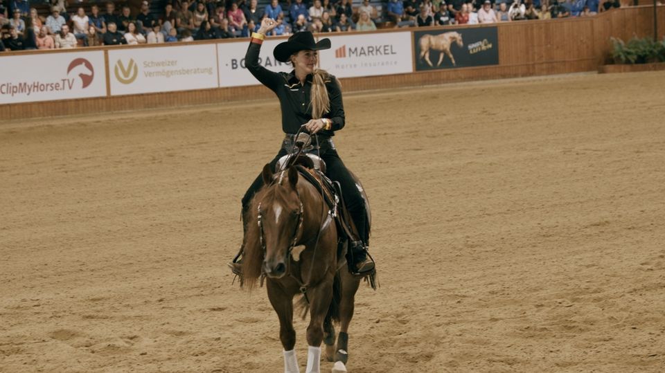 Szene aus: "Pferdestärke – Die Welt der Gina Schumacher"