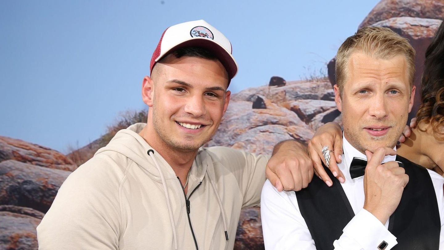 Pietro Lombardi und Oliver Pocher posieren zusammen auf dem roten Teppich