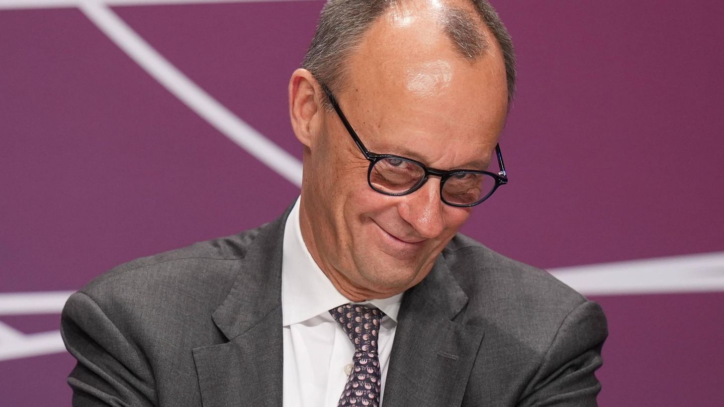 Beamtenbesoldung: Kanzler Merz grinst in die Kamera