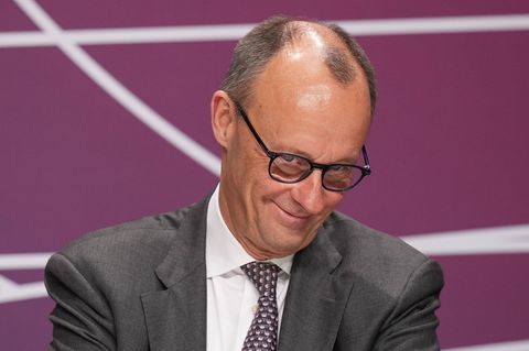 Beamtenbesoldung: Kanzler Merz grinst in die Kamera