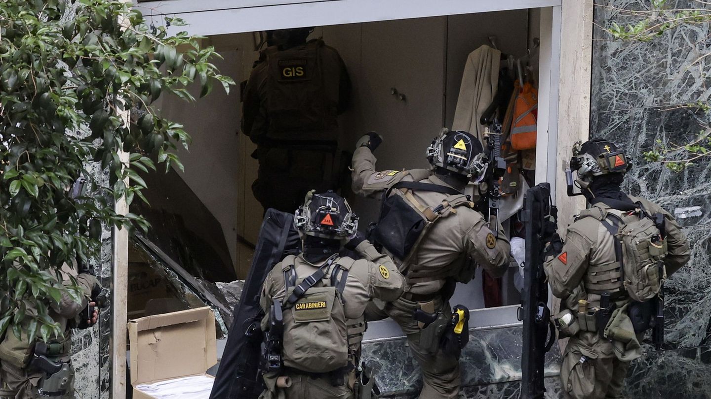 Eine Spezialeinheit der Carabinieri stürmt während eines Überfalls eine Bank in Neapel. Foto: Salvatore Laporta/Kontrolab/IPA vi
