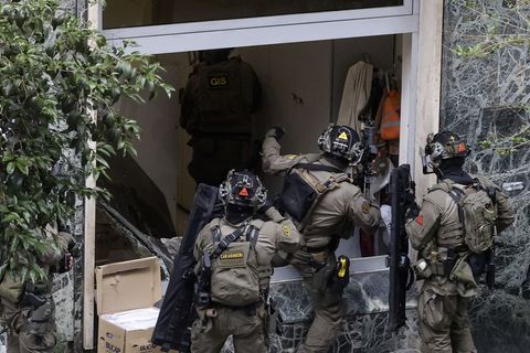 Eine Spezialeinheit der Carabinieri stürmt während eines Überfalls eine Bank in Neapel. Foto: Salvatore Laporta/Kontrolab/IPA vi