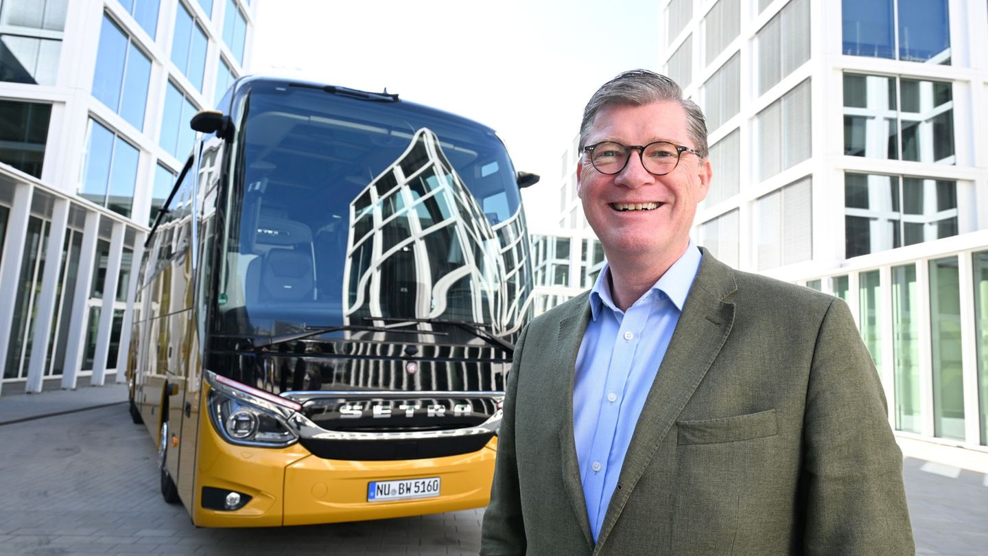 Daimler-Buses-Chef Till Oberwörder (Archivbild). Das Unternehmen will das Servicenetz in Europa ausbauen. Foto: Bernd Weißbrod/d