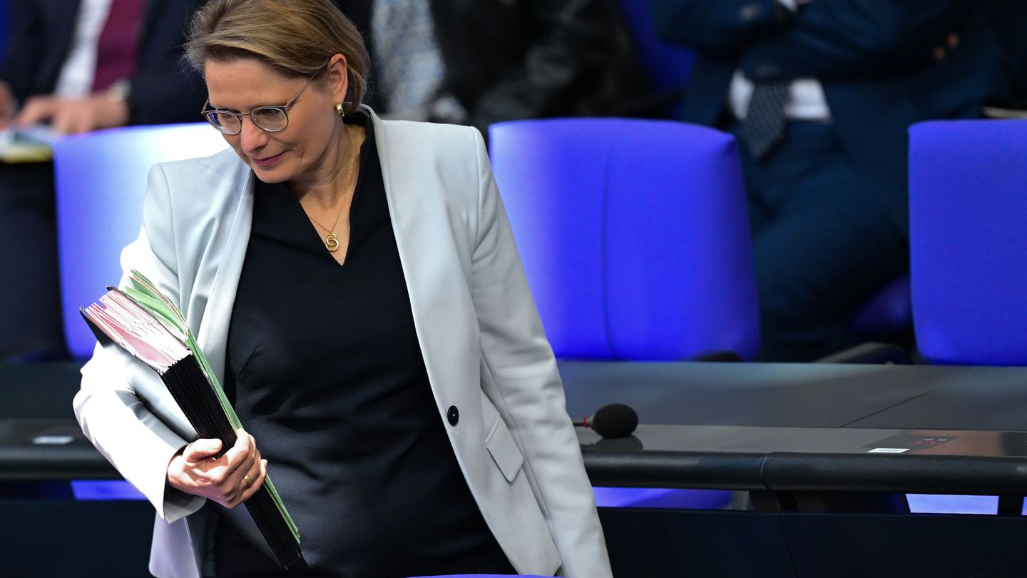 Justizministerin Stefanie Hubig will mit Blick auf digitale Gewalt das Strafrecht nachschärfen. (Archivbild) Foto: Sebastian Chr