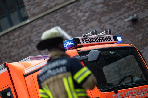 Die Feuerwehr wurde nach dem Defekt im Supermarkt alarmiert. (Symbolbild) Foto: Marijan Murat/dpa