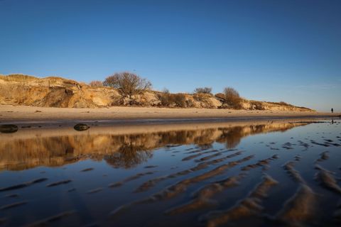 Die Südküste auf Föhr verliert pro Jahr Zehntausende Kubikmeter Sand. (Archivbild) Foto: Christian Charisius/dpa