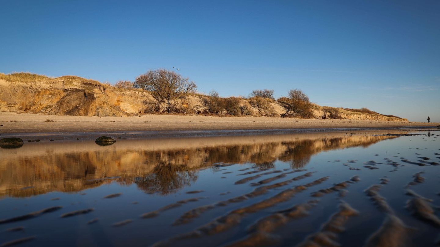 Die Südküste auf Föhr verliert pro Jahr Zehntausende Kubikmeter Sand. (Archivbild) Foto: Christian Charisius/dpa