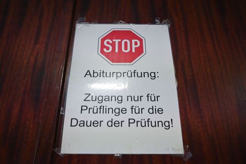 Die Abiturprüfungen beginnen dieses Jahr mit dem Fach Latein. Foto: Katharina Kausche/dpa