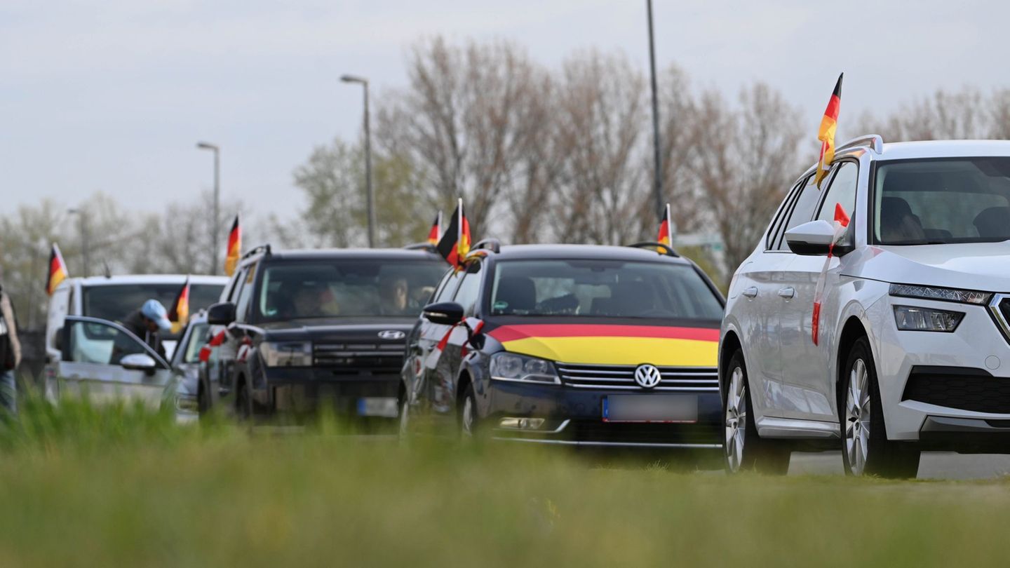 Bei der Abfahrt in Emden kamen etwa zwei Dutzend Fahrzeuge zusammen. Foto: Lars Penning/dpa