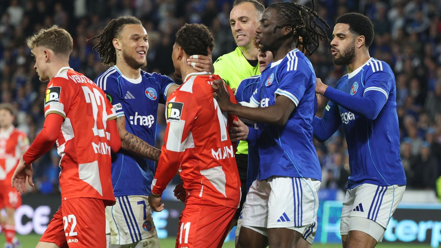 Rudelbildung nach dem Conference-League-Aus für Mainz in Straßburg. Foto: Philipp von Ditfurth/dpa
