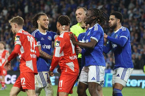 Rudelbildung nach dem Conference-League-Aus für Mainz in Straßburg. Foto: Philipp von Ditfurth/dpa