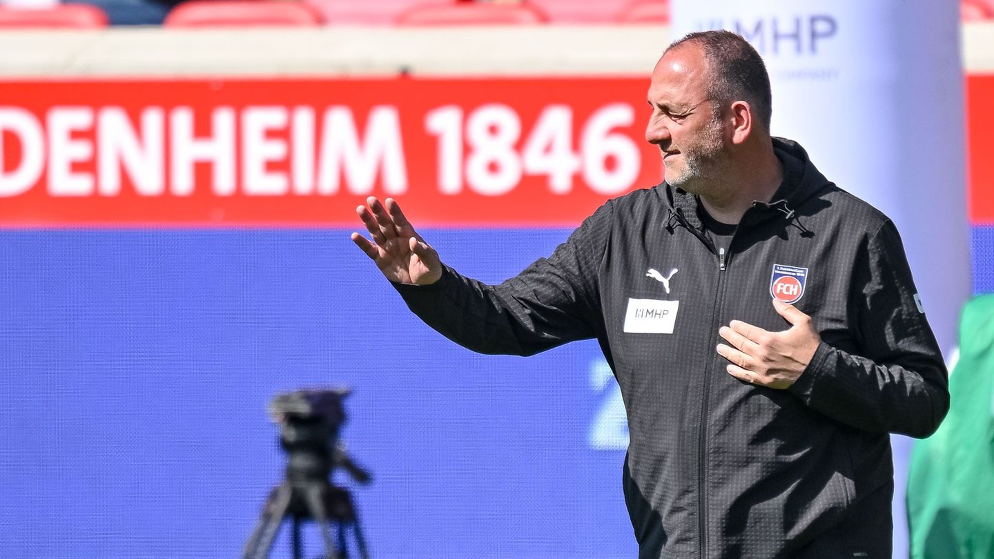 Frank Schmidt wählt offene Worte für seinen Schützling Eren Dinkçi. (Archivbild) Foto: Harry Langer/dpa