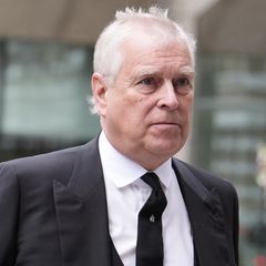 Andrew Mountbatten-Windsor trägt einen Anzug und blickt mit starrem Blick an der Kamera vorbei