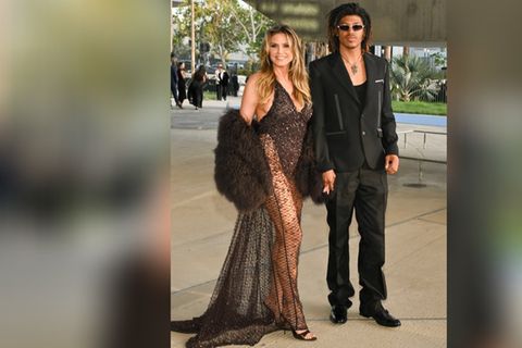 Heidi Klum strahlt mit ihrem Sohn Henry in die Kamera.