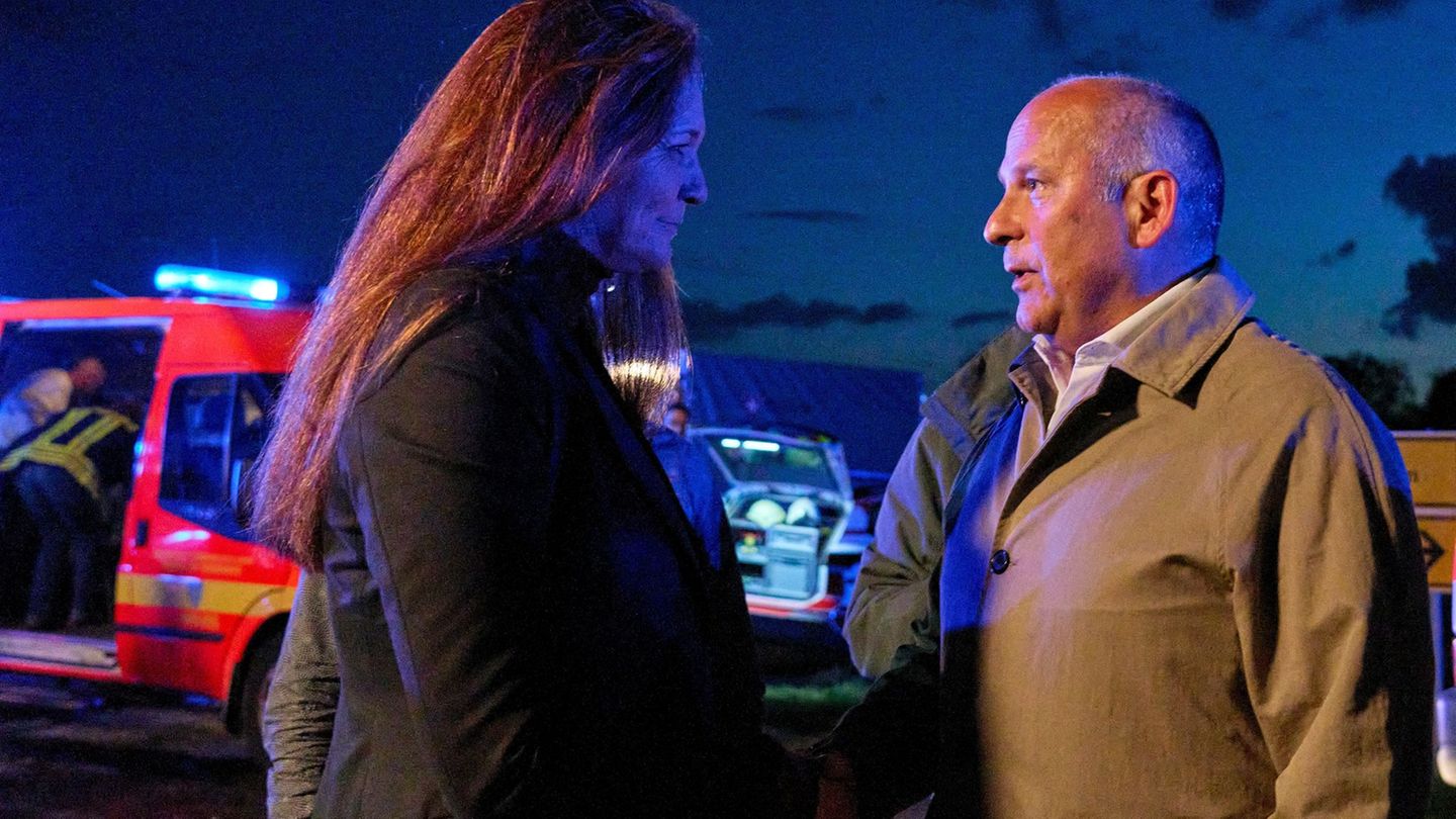 Bürgermeisterin Antje Hachmann spricht mit Minister Roman Poseck. Foto: Sascha Ditscher/dpa