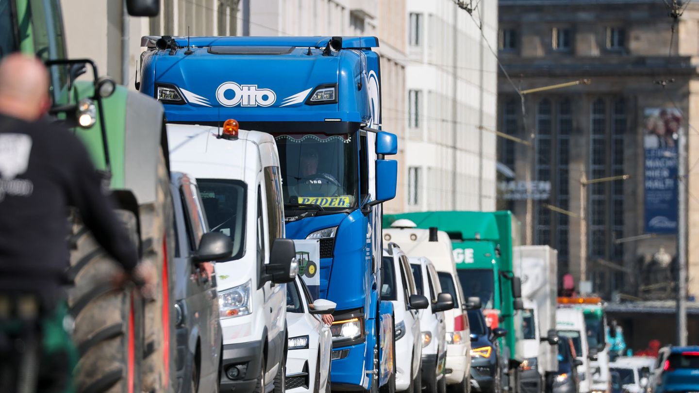 Speditionen protestieren in Leipzig gegen hohe Spritpreise. Foto: Jan Woitas/dpa