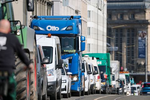 Speditionen protestieren in Leipzig gegen hohe Spritpreise. Foto: Jan Woitas/dpa