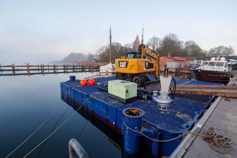 Der Bagger ist auf dem Weg zum Wal. Foto: Jens Büttner/dpa