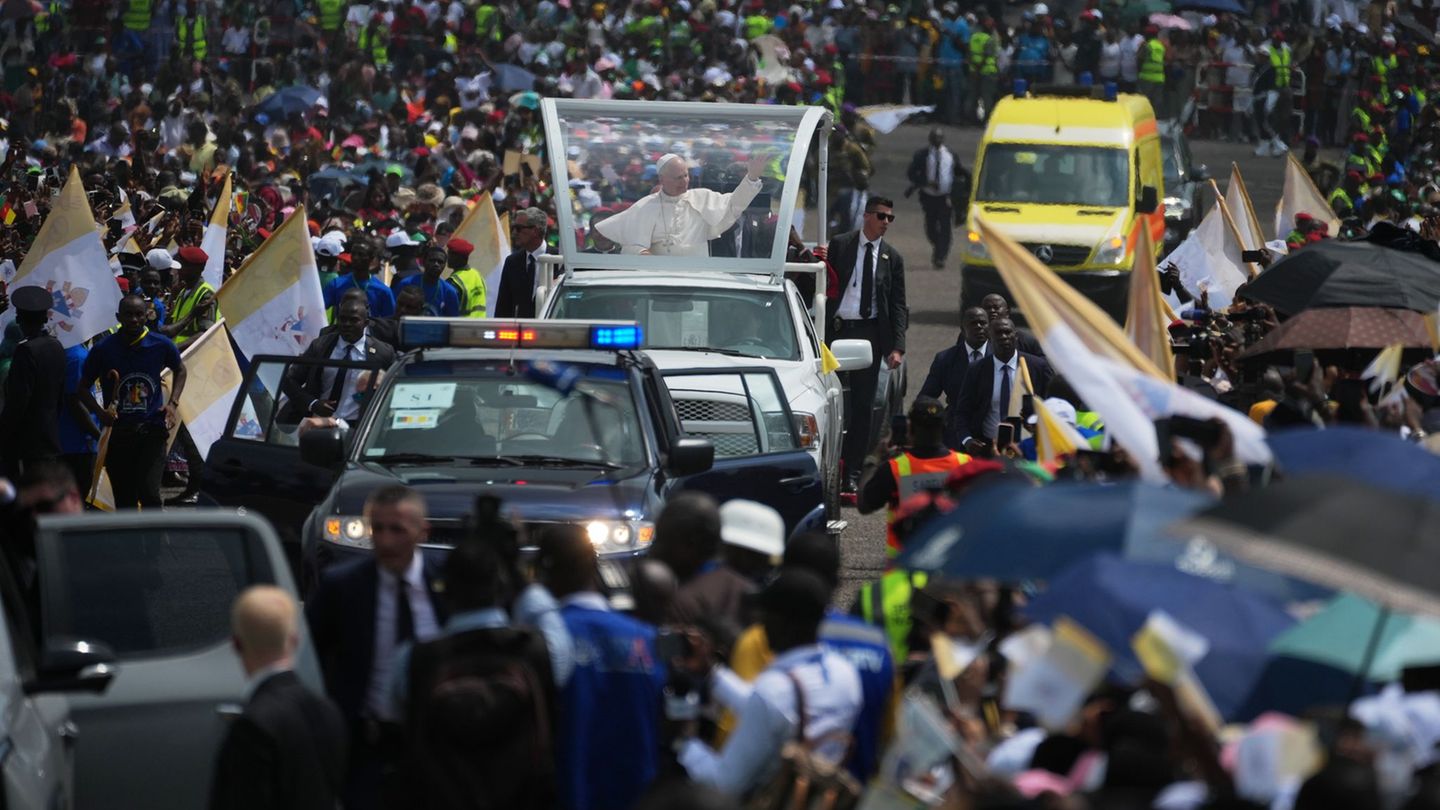 Papst Leo XIV. feiert in Kamerun die bislang größte Messe seiner Amtszeit. Foto: Andrew Medichini/AP/dpa