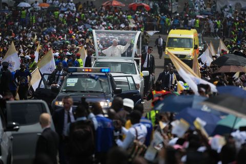 Papst Leo XIV. feiert in Kamerun die bislang größte Messe seiner Amtszeit. Foto: Andrew Medichini/AP/dpa