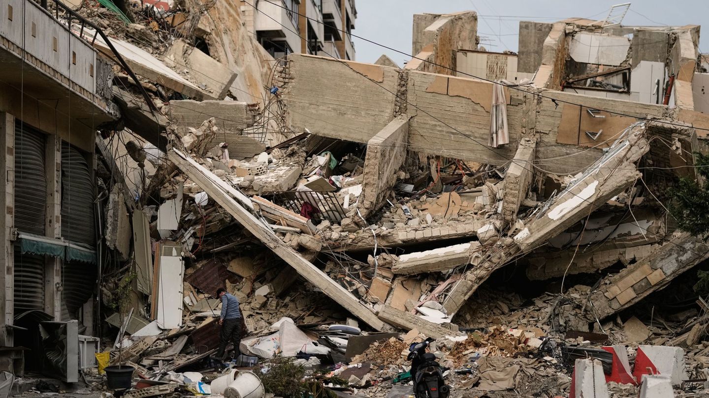 Die israelischen Angriffe haben im Libanon viel Zerstörung angerichtet. Foto: Bilal Hussein/AP/dpa