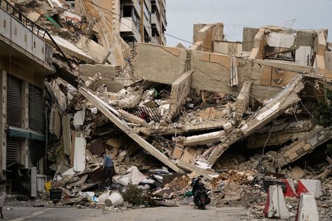 Die israelischen Angriffe haben im Libanon viel Zerstörung angerichtet. Foto: Bilal Hussein/AP/dpa