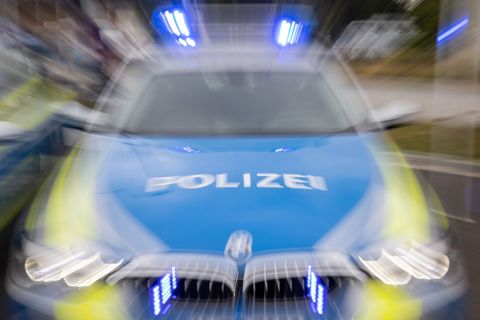 Nach einem Streit hat ein 34-Jähriger frontal einen Streifenwagen gerammt. (Symbolbild) Foto: Daniel Karmann/dpa