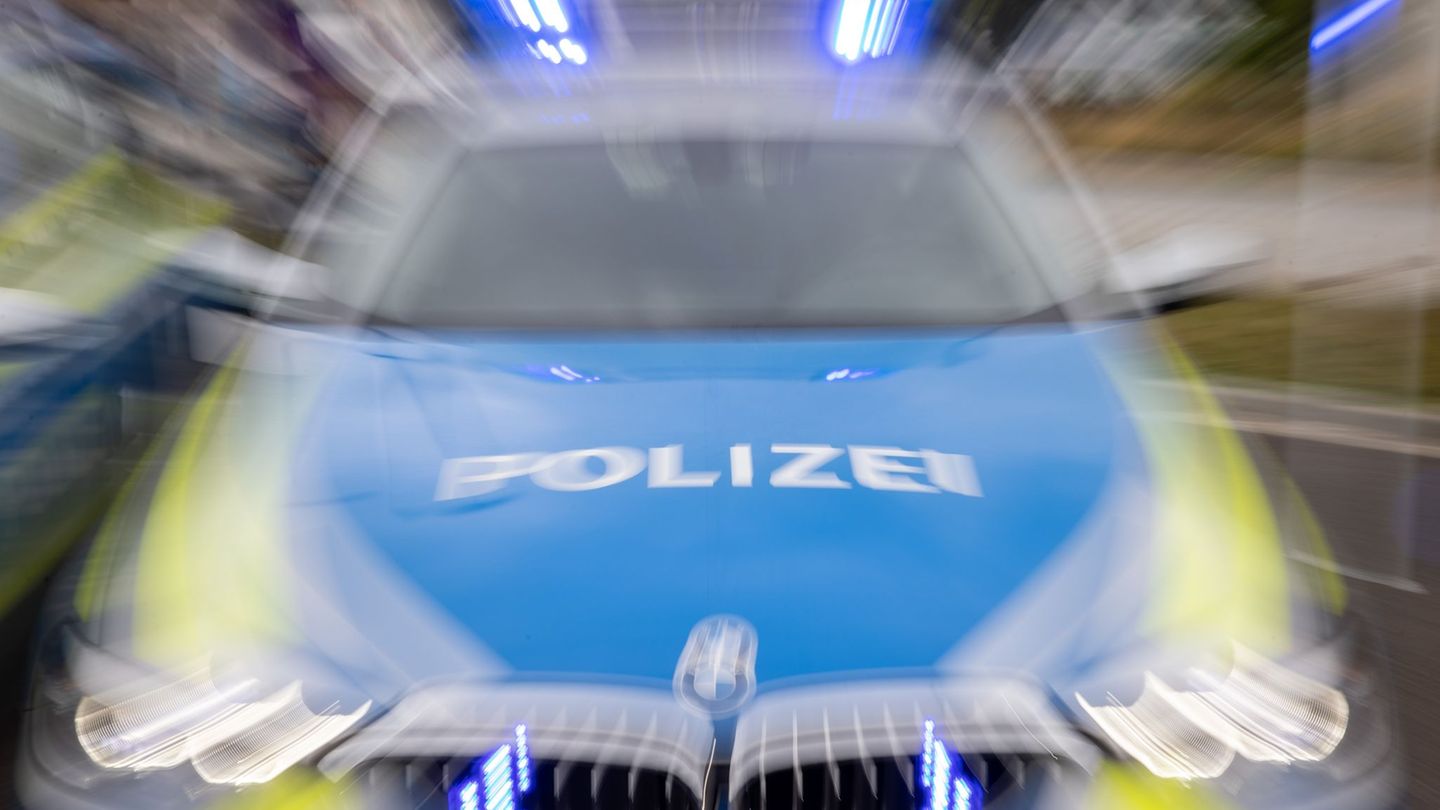 Nach einem Streit hat ein 34-Jähriger frontal einen Streifenwagen gerammt. (Symbolbild) Foto: Daniel Karmann/dpa