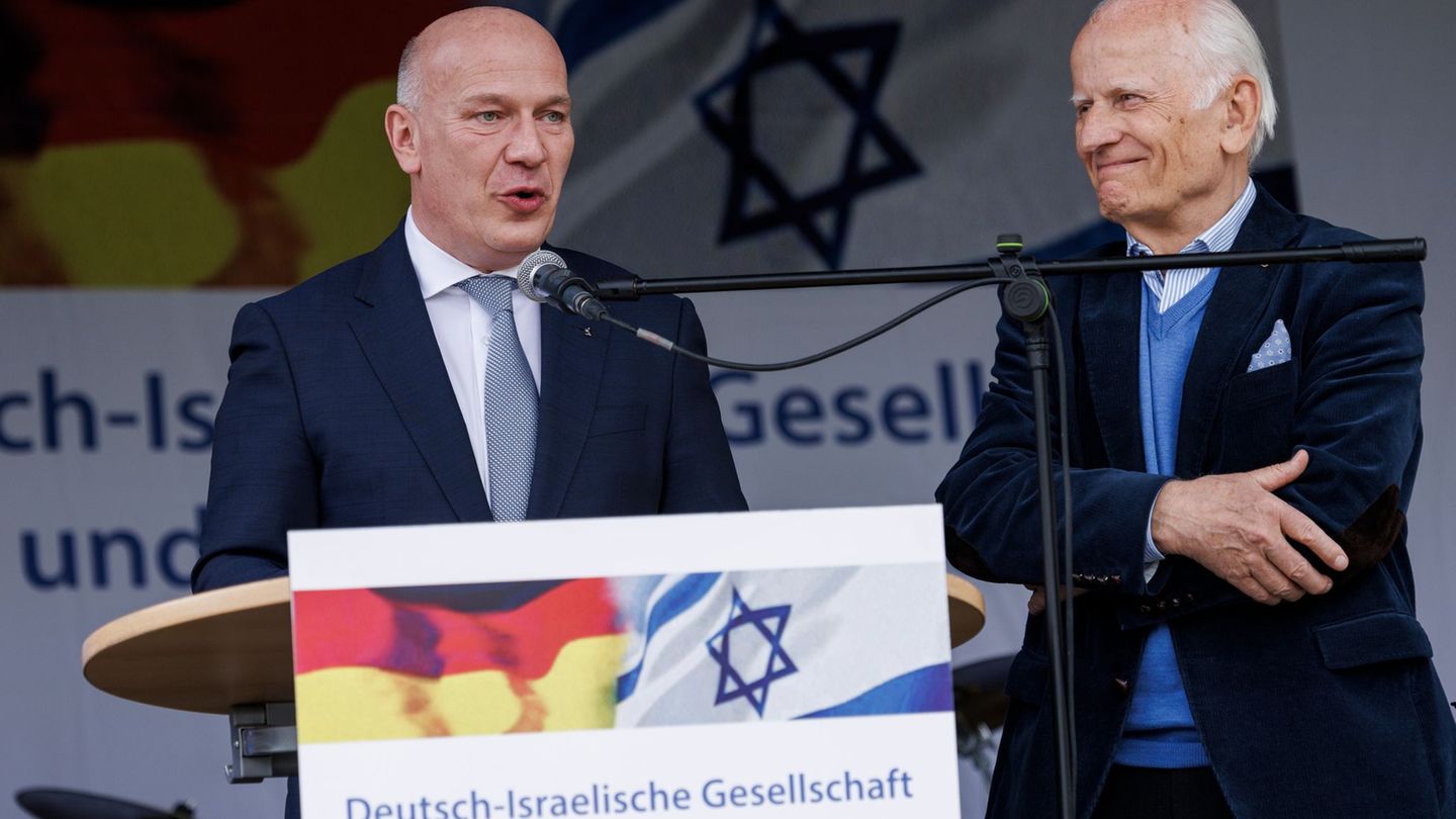 Der Vorsitzende der Deutsch-Israelischen Gesellschaft (DIG) Berlin und Brandenburg Jochen Feilcke (r) kandidiert nicht erneut. (