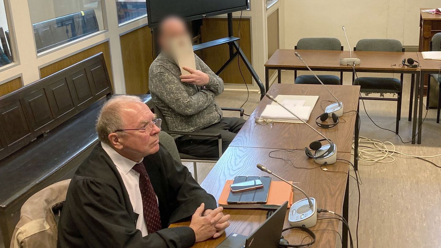 Dem Angeklagten wird vorgeworfen, Anfang 1983 einen Prostituierten heimtückisch ermordet zu haben. Foto: Bernhard Sprengel/dpa