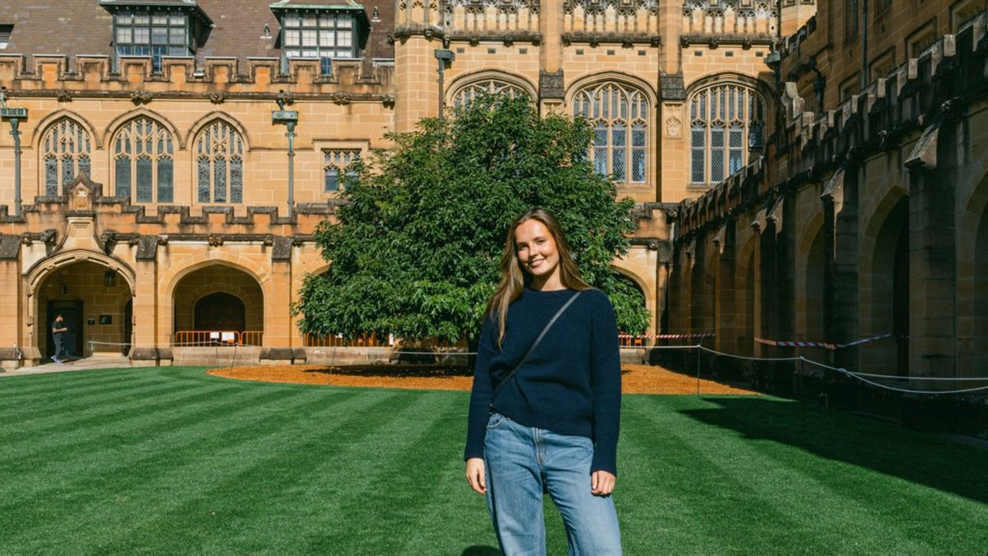 Ingrid Alexandra vor ihrer Universität im australischen Sydney.