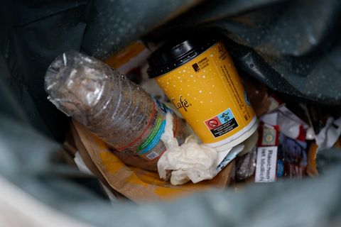 Die Stadt Potsdam hat als bislang einzige Kommune in Brandenburg eine Steuer auf Einwegverpackungen beschlossen. (Archivbild) Fo