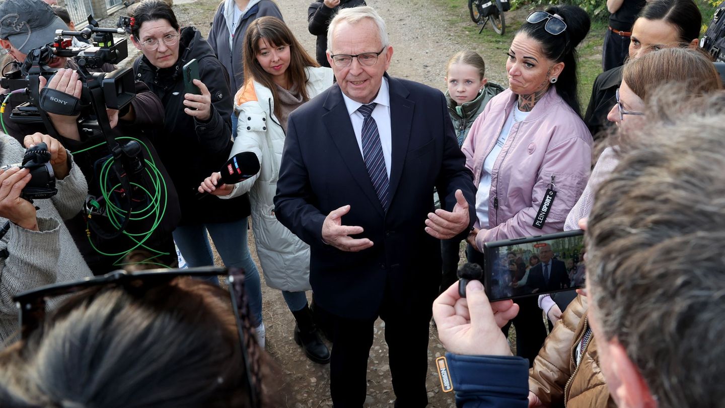 MV-Umweltminister Till Backhaus (SPD) hat angekündigt, den Wal zu begleiten, auch wenn eine private Rettungsinitiative inzwische