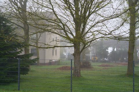 Das Wohnhaus auf dem Gelände der Lederfabrik liegt am Morgen im Nebel. Foto: Sascha Ditscher/dpa
