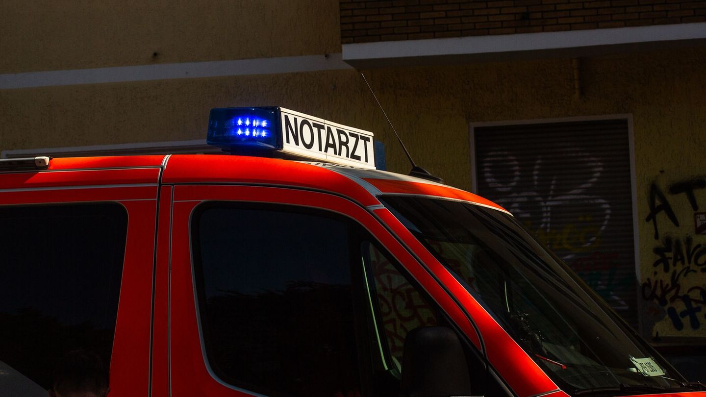 Nach einem Sturz auf der Straße ist eine Seniorin gestorben. (Symbolbild) Foto: Fernando Gutierrez-Juarez/dpa