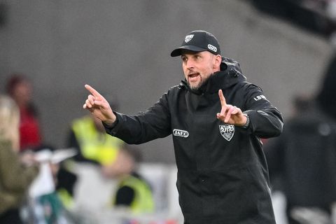 Hat schwierige Partien vor sich: VfB-Trainer Sebastian Hoeneß. (Archivbild) Foto: Harry Langer/dpa