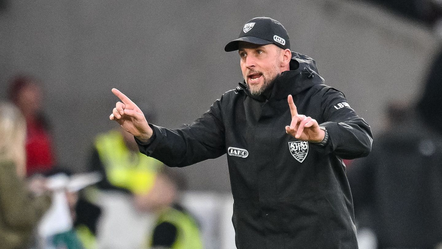 Hat schwierige Partien vor sich: VfB-Trainer Sebastian Hoeneß. (Archivbild) Foto: Harry Langer/dpa