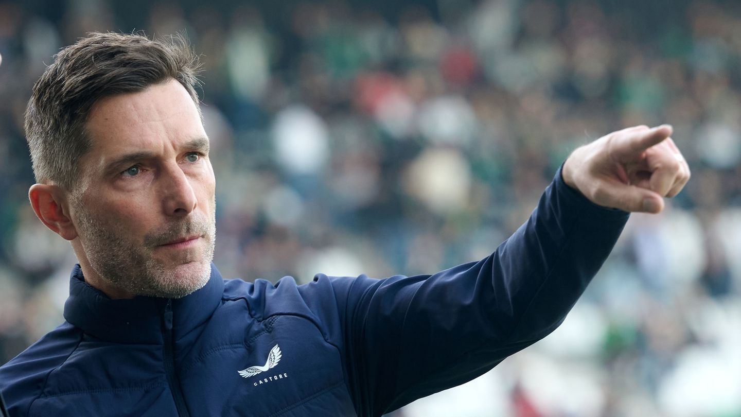 Trainer Stefan Leitl hat mit Hertha BSC den Bundesliga-Aufstieg so gut wie verspielt. (Archivbild) Foto: Bernd Thissen/dpa