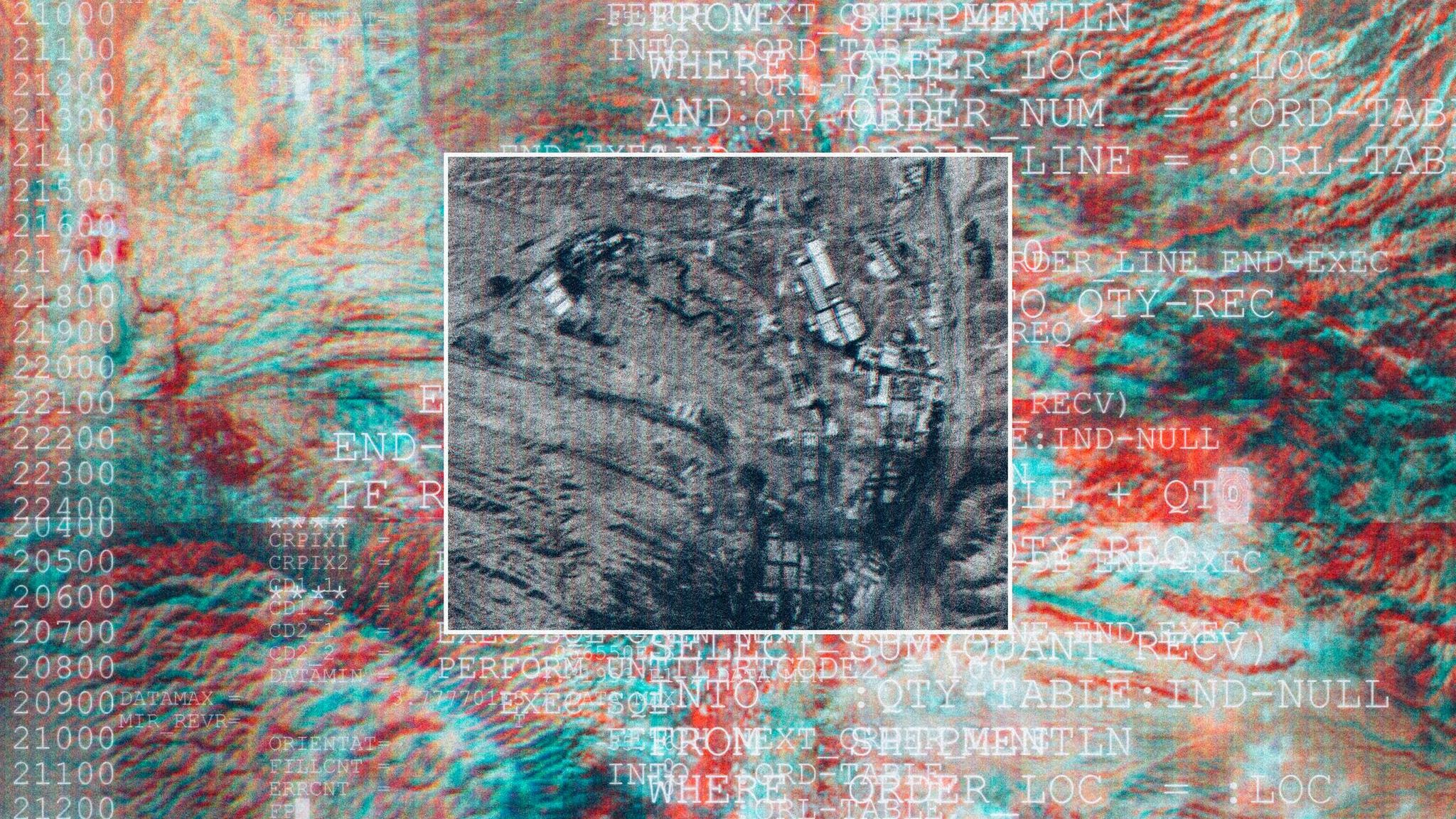 Montage: Ein Satellitenfoto mit darüber liegendem Quelltext