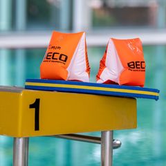 Schwimmflügel im Schwimmunterricht