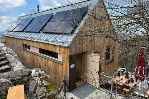 Die neue Milseburghütte steht auf einem der beliebtesten Wanderberge der Rhön. Foto: Michael Bauer/dpa