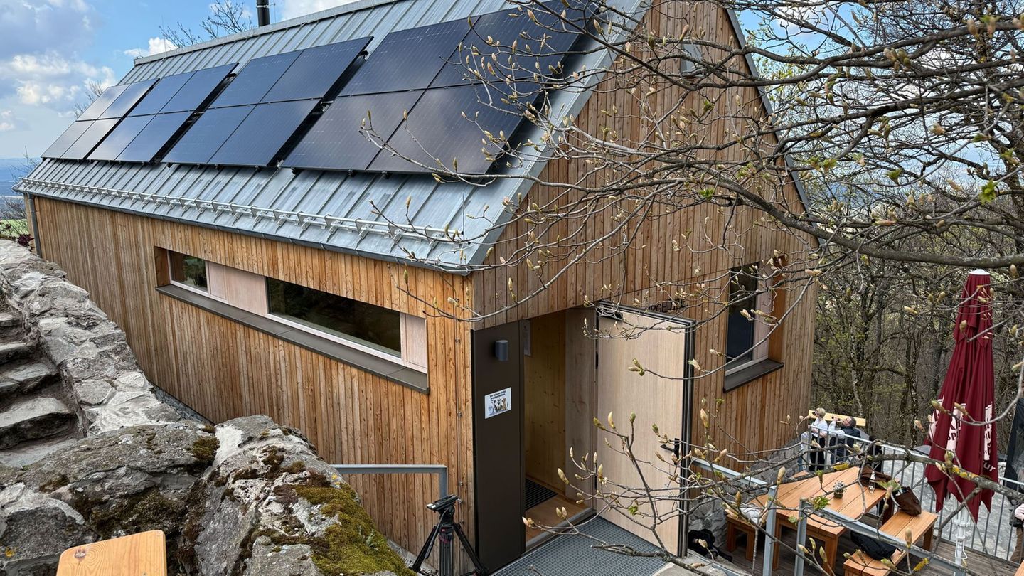 Die neue Milseburghütte steht auf einem der beliebtesten Wanderberge der Rhön. Foto: Michael Bauer/dpa