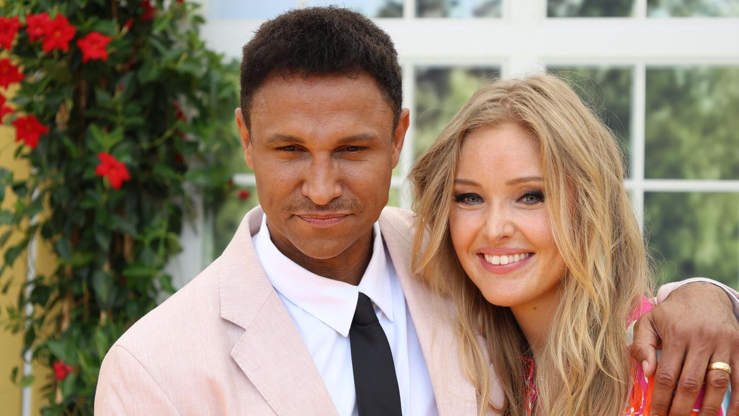 Daniel Aminati hat seinen Arm un Patrice Aminati gelegt