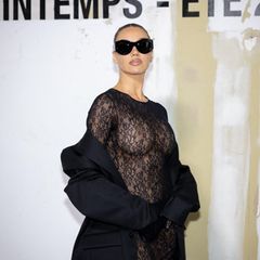 Shirin David trägt eine Sonnenbrille und posiert mit entschlossenem Blick für die Kamera