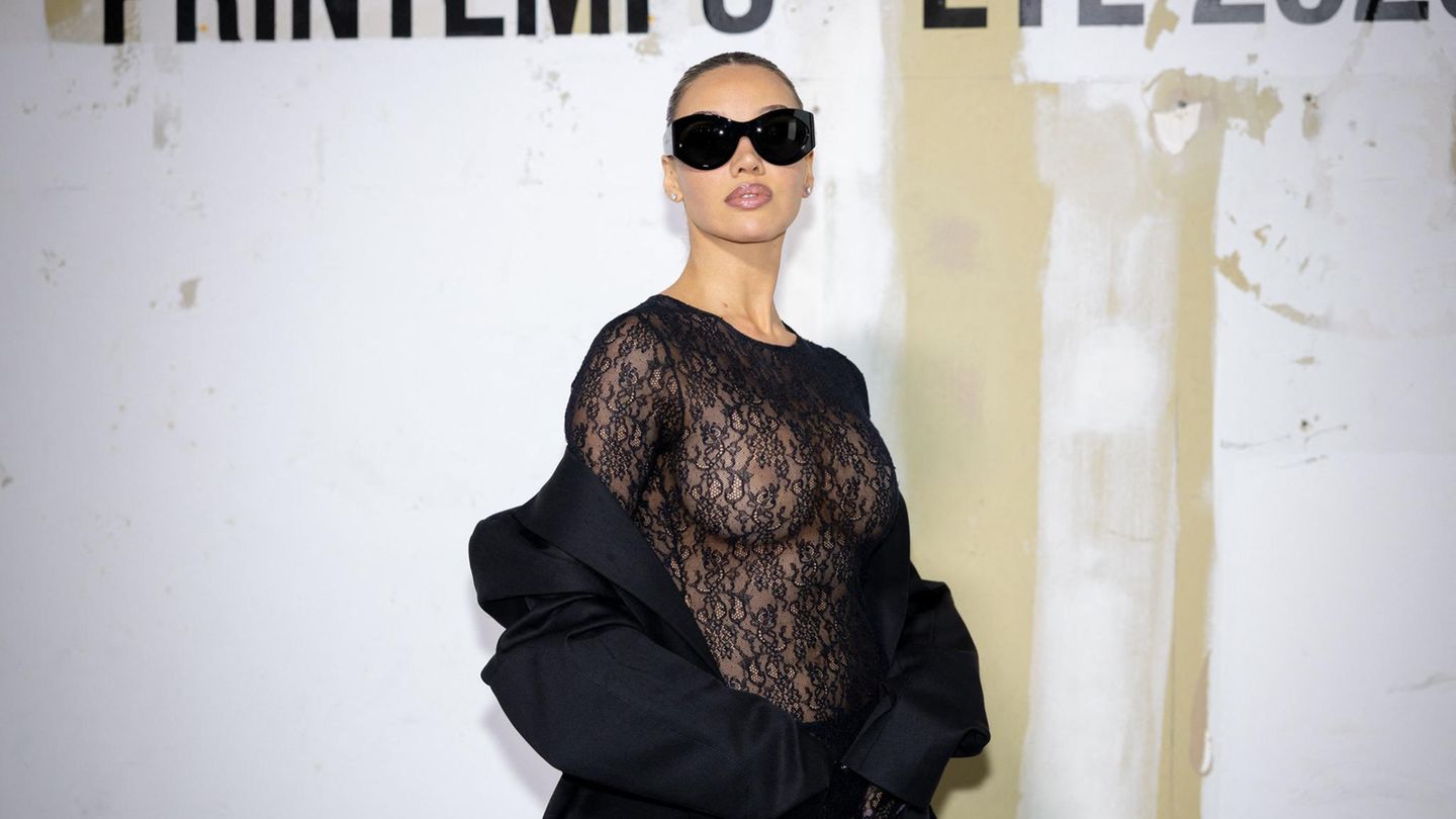 Shirin David trägt eine Sonnenbrille und posiert mit entschlossenem Blick für die Kamera