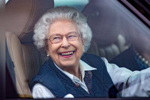 Die Königin mit dem Bleifuß. Die Queen fuhr gerne selbst - und schnell, weil ihr das ein Gefühl von Freiheit gab, erinnert sic