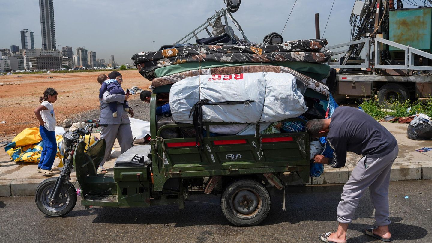 Libanon. In ihrer Heimat, im Süden des Landes, schweigen die Waffen. Jedenfalls für zehn Tage. Grund genug für diese vertriebene libanesische Familie, ihre Habseligkeiten zu verstauen und sich auf den Heimweg zu machen.