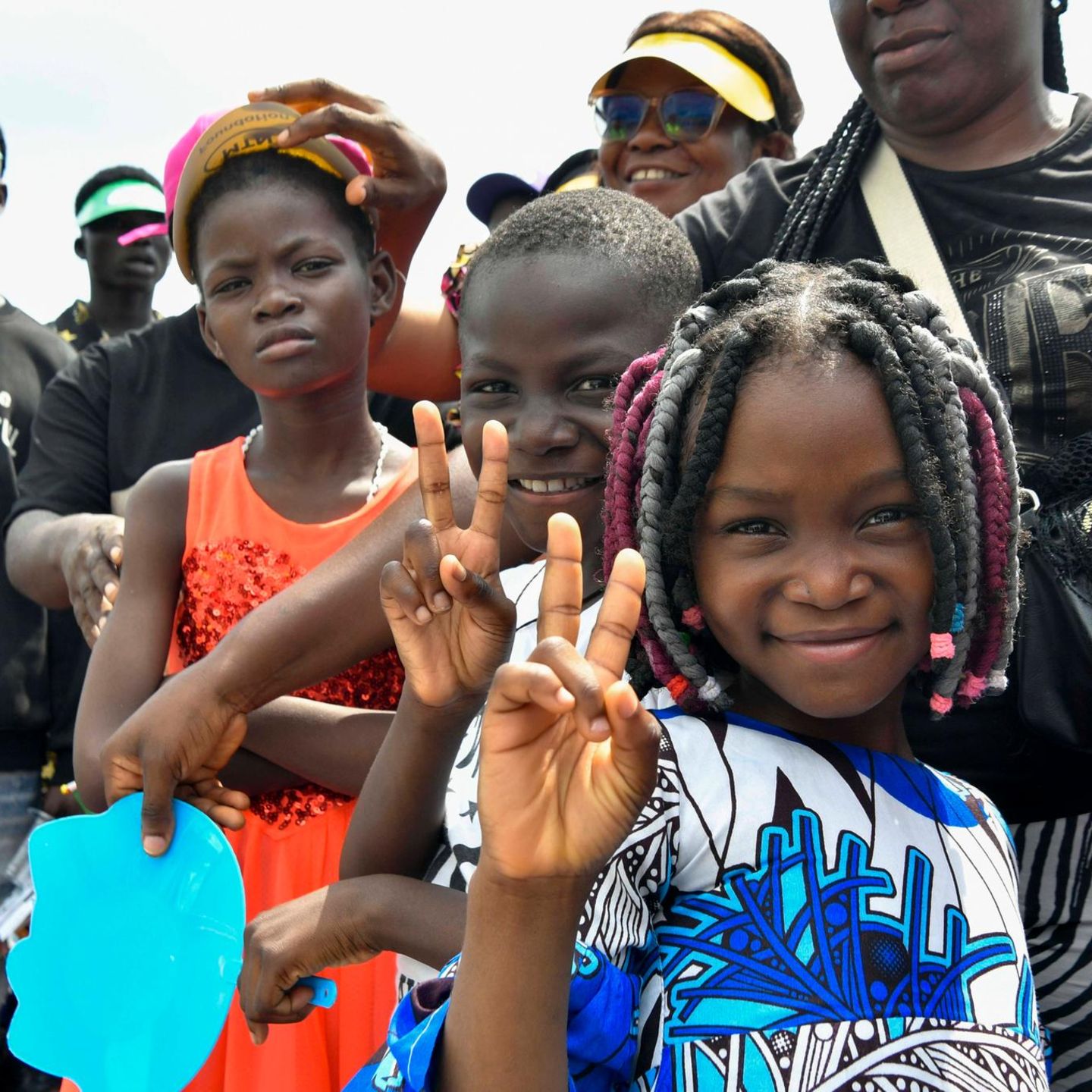 Douala, Kamerun. Während die US-Regierung im fernen Washington dem Papst zürnt, reist Leo XIV. unbeeindruckt durch Afrika, wo ihn Menschen freundlich empfangen – ob katholisch oder nicht.