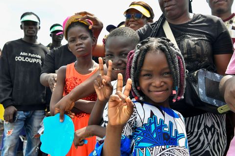 Douala, Kamerun. Während die US-Regierung im fernen Washington dem Papst zürnt, reist Leo XIV. unbeeindruckt durch Afrika, wo ihn Menschen freundlich empfangen – ob katholisch oder nicht.