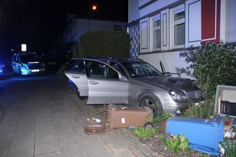 Ein Auto landet nach einer Verfolgungsjagd mit der Polizei in einem Vorgarten. Foto: Polizei Essen/dpa